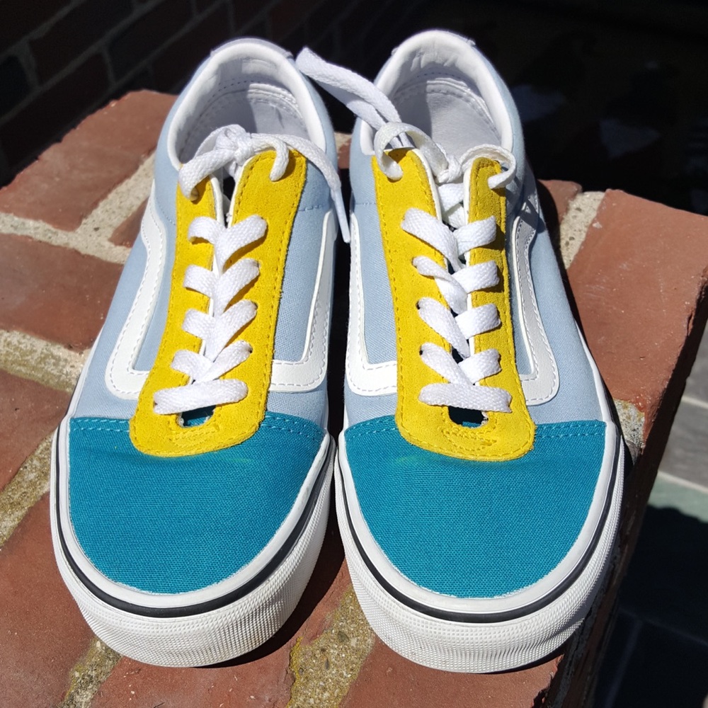 Vans Old Skool multi-colored size 6 Women’s sneaker.
